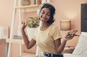 How do women across the globe find new music?