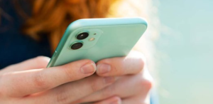 What leisure and entertainment activities are people doing on their phones?