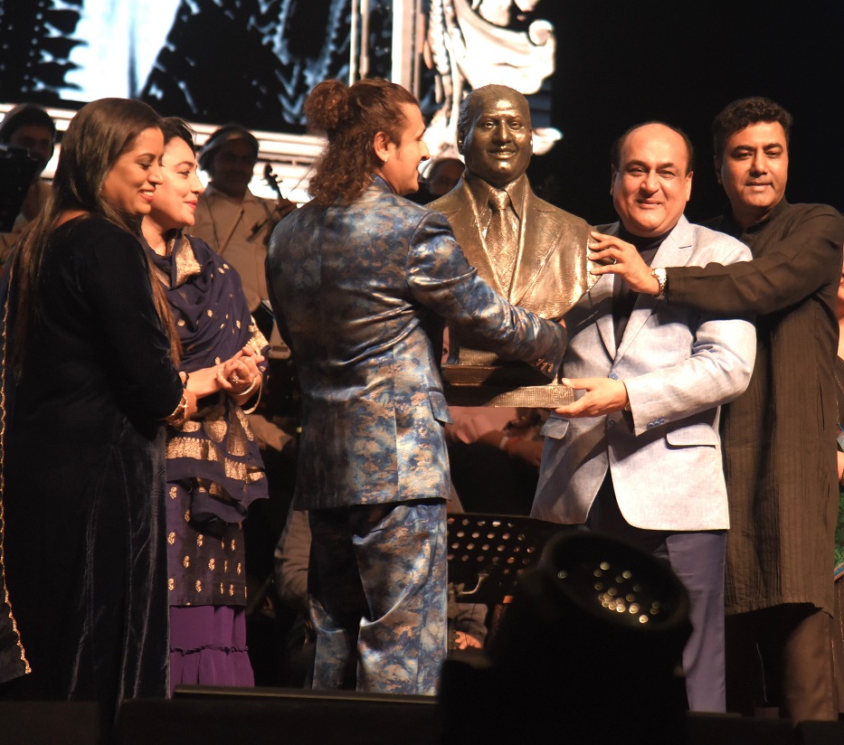 Sau Saal Pehle: Sonu Nigam’s Homage to Mohammed Rafi on His 100th Birth Anniversary 2 Sau Saal Pehle: Sonu Nigam’s Homage to Mohammed Rafi on His 100th Birth Anniversary