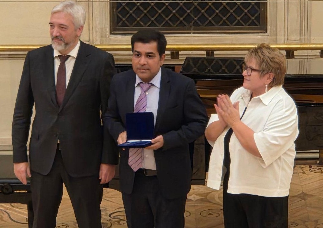 TV9 Bharatvarsh's Manish Jha wins Honest View 2025 Award in Moscow